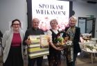 Iwona Gibas z zarządu województwa wraz z uczestnikami wydarzenia. Spotkanie było też okazją do wręczenia symbolicznych świątecznych upominków 
