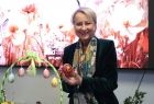 Iwona Gibas z zarządu województwa trzymające w ręku pisankę