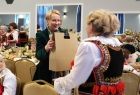 Iwona Gibas z zarządu województwa wręczająca paniom z Kół Gospodyń Wiejskich symboliczne upominki