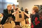 Iwona Gibas z zarządu województwa wręczająca paniom z Kół Gospodyń Wiejskich symboliczne upominki