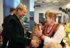Iwona Gibas z zarządu województwa wręczająca paniom z Kół Gospodyń Wiejskich symboliczne upominki