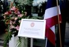 Tabliczka z napisem Otwarcie Gabinetu Konsula Honorowego Królestwa Tajlandii po polsku i angielsku.