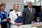 Dwie kobiety i mężczyzna w eleganckich strojach.