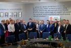Grupa ludzi z marszałkiem Łukaszem Smółką.