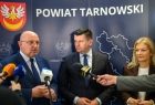 Starosta tarnowski Jacek Hudyma, marszałek Łukasz Smółka i poseł Anna Pieczarka w trakcie konferencji prasowej.