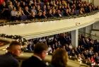 Publiczność w trakcie koncertu orkiestry symfonicznej w Filharmonii Krakowskiej