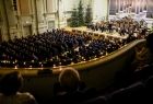 Publiczność w trakcie koncertu orkiestry symfonicznej w Filharmonii Krakowskiej