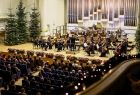 Widzowie podziwiający artystów występujących na scenie Filharmonii Krakowskiej
