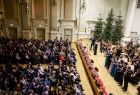 Członkowie orkiestry oraz artyści stojący przed publicznością