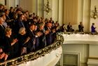 Publiczność nagradzająca brawami artystów