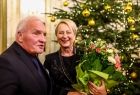 Iwona Gibas z Zarządu Województwa Małopolskiego dziękująca zasłużonym dla kultury regionu członkom stowarzyszenia