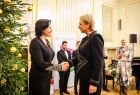 Iwona Gibas składająca gratulacje i wręczająca zasłużonym działaczom kultury Krzyże Małopolski