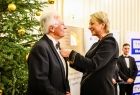 Iwona Gibas z zarządu województwa przypinająca Krzyż Małopolski