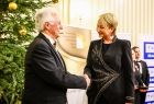 Iwona Gibas z zarządu województwa gratulująca zasłużonym dla kultury społecznikom