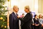 Iwona Gibas z zarządu województwa przypinająca zasłużonym dla kultury społecznikom Krzyże Małopolski
