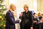 Iwona Gibas z zarządu województwa składająca gratulacje osobom zasłużonym dla kultury Małopolski