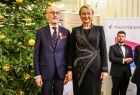 Wspólne pamiątkowe zdjęcia. Iwona Gibas wraz z osobami odznaczonymi Krzyżem Małopolski