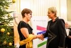 Iwona Gibas z zarządu województwa składająca gratulacje osobom zasłużonym dla kultury regionu i Polski