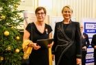 Iwona Gibas wraz z osobami odznaczonymi Krzyżem Małopolski
