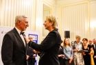 Iwona Gibas wręczająca Krzyże Małopolski