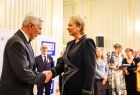 Iwona Gibas składająca gratulacje i podziękowania dla osób zasłużonym dla rozwoju kultury