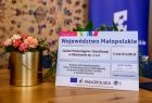 Symboliczny czek dla Miechowa wystawiony przez Województwo Małopolskie