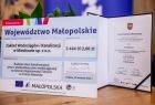 Symboliczny czek i dokument potwierdzający przyznanie dotacji dla Miechowa oraz tutejszego Zakładu Wodociągów i Kanalizacji 