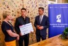 Iwona Gibas z zarządu województwa wraz z samorządowcami z Miechowa