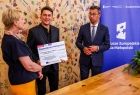 Iwona Gibas z zarządu województwa wraz z samorządowcami z Miechowa