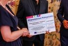 Symboliczny czek przekazany podczas uroczystości 