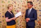 Iwona Gibas z Zarządu Województwa Małopolskiego oraz burmistrz Miechowa Dariusz Marczewski