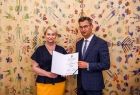 Iwona Gibas z Zarządu Województwa Małopolskiego oraz burmistrz Miechowa Dariusz Marczewski