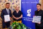 Iwona Gibas z Zarządu Województwa Małopolskiego oraz przedstawiciele miasta i gminy Miechów prezentujący wspólnie przekazany uroczyście dokument i symboliczny czek