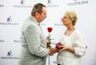 Iwona Gibas z zarządu województwa składa gratulacje panu Tomaszowi Wichmanowi