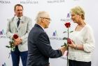 Iwona Gibas z Zarządu Województwa Małopolskiego wręcza różę i składa gratulacje dr. hab. Jackowi Górskiemu, dyrektorowi Muzeum Archeologicznego w Krakowie 
