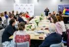 Kilkadziesiąt osób uczestniczących w spotkaniu w Cogiteonie