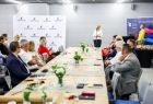 Iwona Gibas z zarządu województwa zwraca się do uczestników spotkania 