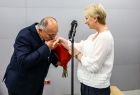 Dyrektor Małopolskiego Centrum Nauki Cogiteon wręczający bukiet kwiatów Iwonie Gibas z zarządu województwa