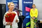 Iwona Gibas z zarządu województwa trzymająca w ręku podczas wystąpienia bukiet kwiatów