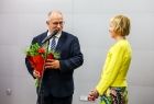 Dyrektor Małopolskiego Centrum Nauki Cogiteon wręczający bukiet kwiatów Monice Gubale, dyrektor departamentu kultury i dziedzictwa narodowego Urzędu Marszałkowskiego Województwa Małopolskiego