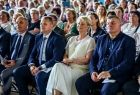 Iwona Gibas z Zarządu Województwa Małopolskiego oraz samorządowcy, rodzice i goście zasiadający na widowni podczas obchodów jubileuszu przedszkola w Witkowicach 