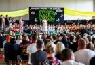 Szczelnie wypełniona duża sala, w której odbywa się uroczystość 