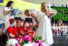 Iwona Gibas z Zarządu Województwa Małopolskiego witająca się z przedszkolakami