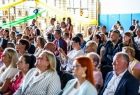 Rodzicie, dziadkowie i gości zasiadający na widowni