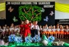 Dzieci na scenie w trakcie wykonywania programu artystycznego