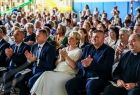 Iwona Gibas z zarządu województwa oraz publiczność oklaskująca występy przedszkolaków 