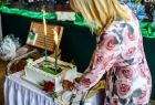 Specjalny tort z ogniami sztucznymi przygotowany z okazji jubileuszu