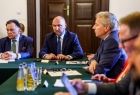 Zdjęcie ze spotkania Marszałków Województw z Komisarzem ds. Budżetu, zwalczania nadużyć finansowych i administracji publicznej Panem Piotrem Serafinem, które odbyło się w Krakowie.