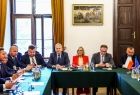 Zdjęcie ze spotkania Marszałków Województw z Komisarzem ds. Budżetu, zwalczania nadużyć finansowych i administracji publicznej Panem Piotrem Serafinem, które odbyło się w Krakowie.