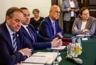 Zdjęcie ze spotkania Marszałków Województw z Komisarzem ds. Budżetu, zwalczania nadużyć finansowych i administracji publicznej Panem Piotrem Serafinem, które odbyło się w Krakowie.